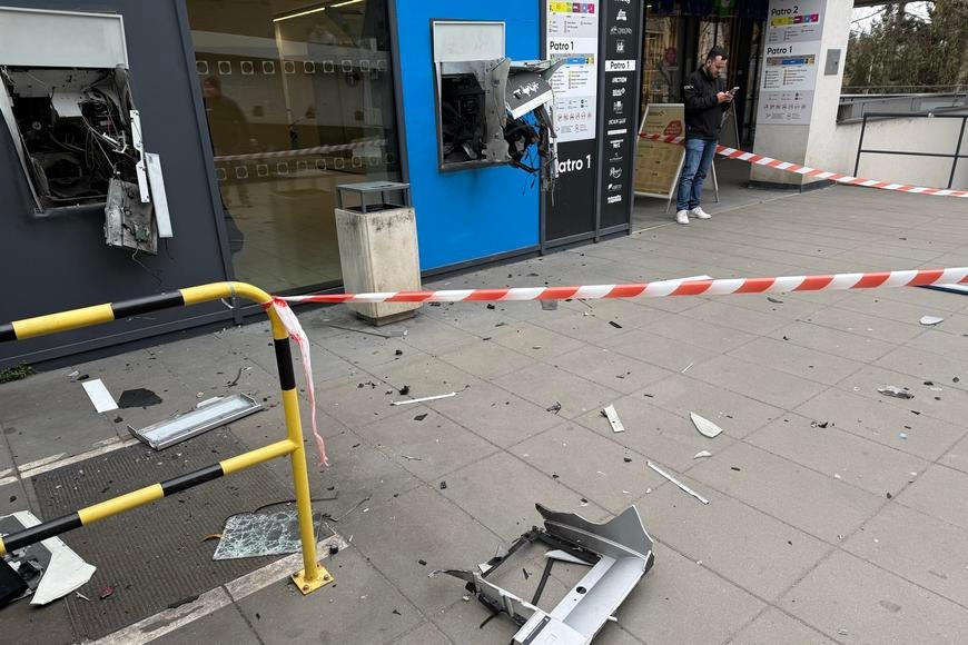 Policisté zadrželi čtyři podezřelé z odpálení a vykradení bankomatů. Pomocí zásahovky