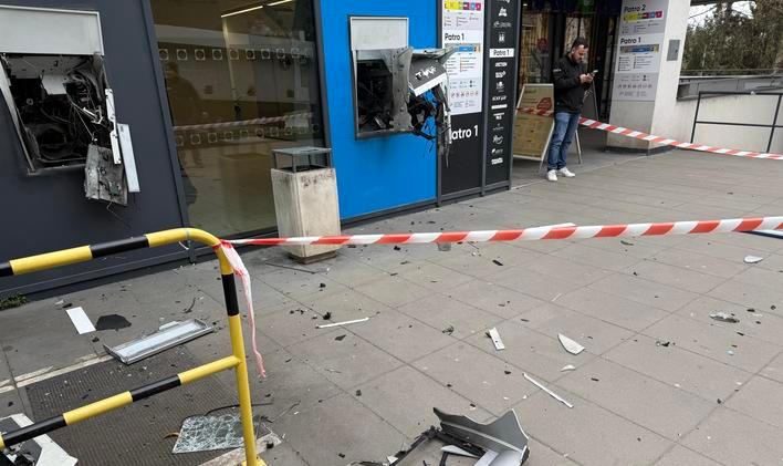 V souvislosti s krádeží peněz z bankomatů v ulici Opatovská v Praze 4 kriminalisté z 1. oddělení v pátek za pomoci zásahové jednotky zadrželi čtyři podezřelé osoby.
