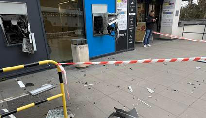 Podobný incident řešili kriminalisté v hlavním městě o Velikonocích, kdy pachatelé s použitím pyrotechniky poškodili dva bankomaty u obchodního centra v Opatovské ulici. (Na snímku)