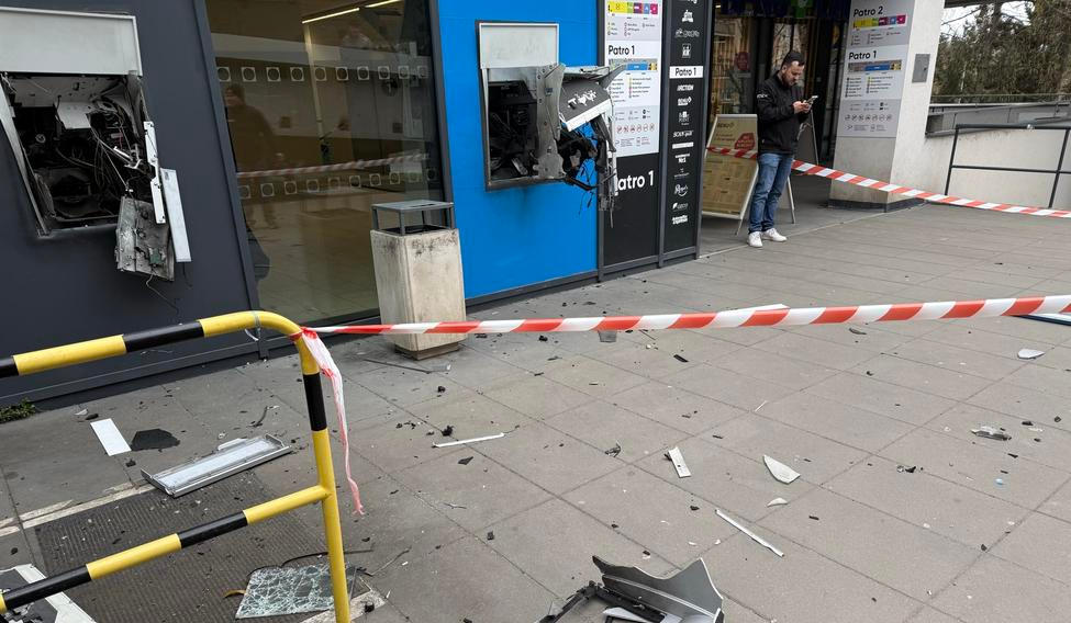 V souvislosti s krádeží peněz z bankomatů v ulici Opatovská v Praze 4 kriminalisté z 1. oddělení v pátek za pomoci zásahové jednotky zadrželi čtyři podezřelé osoby.