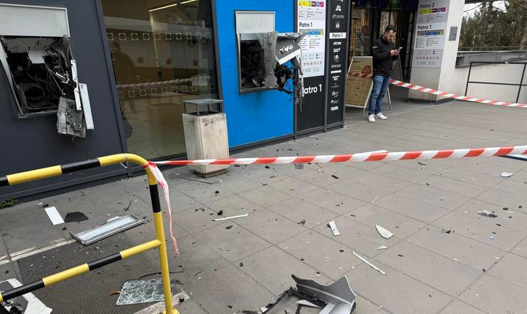 V souvislosti s krádeží peněz z bankomatů v ulici Opatovská v Praze 4 kriminalisté z 1. oddělení v pátek za pomoci zásahové jednotky zadrželi čtyři podezřelé osoby.