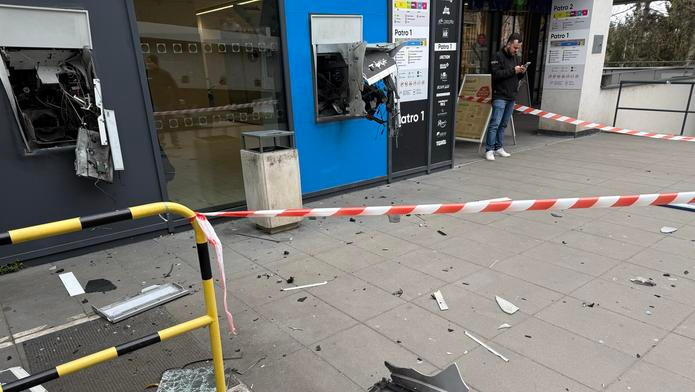 Podobný incident řešili kriminalisté v hlavním městě o Velikonocích, kdy pachatelé s použitím pyrotechniky poškodili dva bankomaty u obchodního centra v Opatovské ulici. (Na snímku)