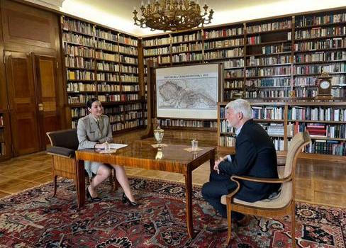 Snímek z armádního podcastu Kamufláž s Petrem Pavlem, které politici nedovolili armádě odvysílat.