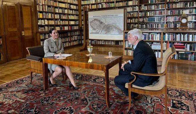 Snímek z armádního podcastu Kamufláž s Petrem Pavlem, které politici nedovolili armádě odvysílat.