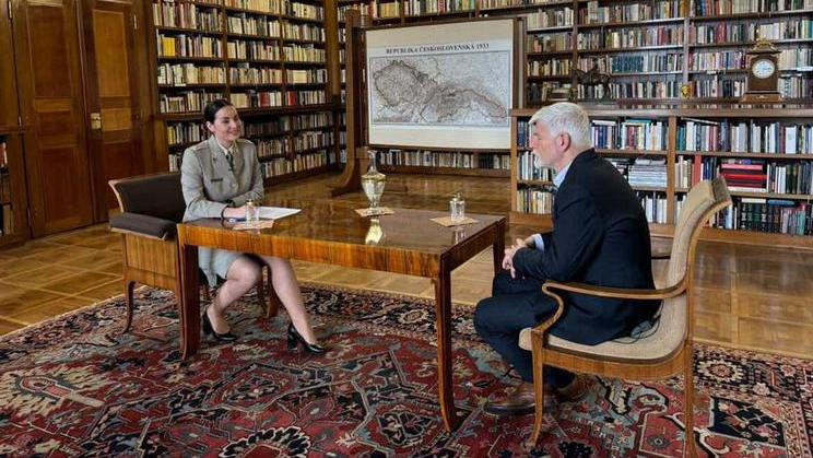 Snímek z březnové epizody armádního podcastu Kamufláž s Petrem Pavlem, kterou ministerstvo vedené SPD nedovolilo armádě odvysílat a skončila (prozatím?) v šuplíku.