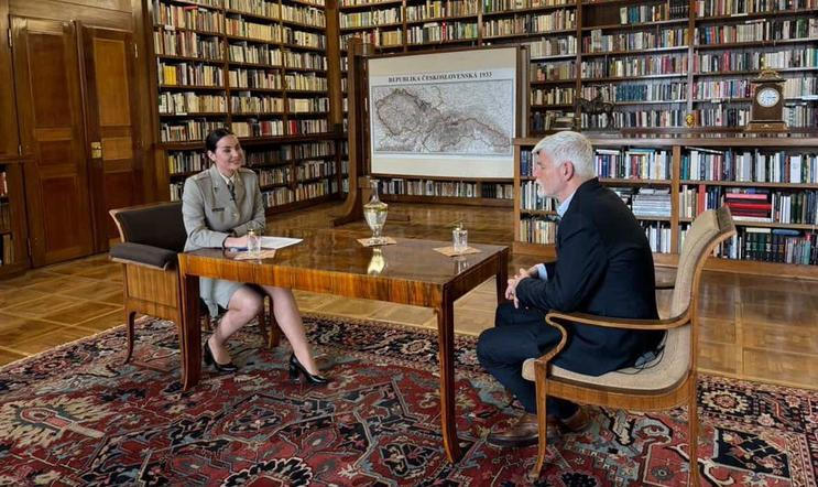 Snímek z březnové epizody armádního podcastu Kamufláž s Petrem Pavlem, kterou ministerstvo vedené SPD nedovolilo armádě odvysílat a skončila (prozatím?) v šuplíku.