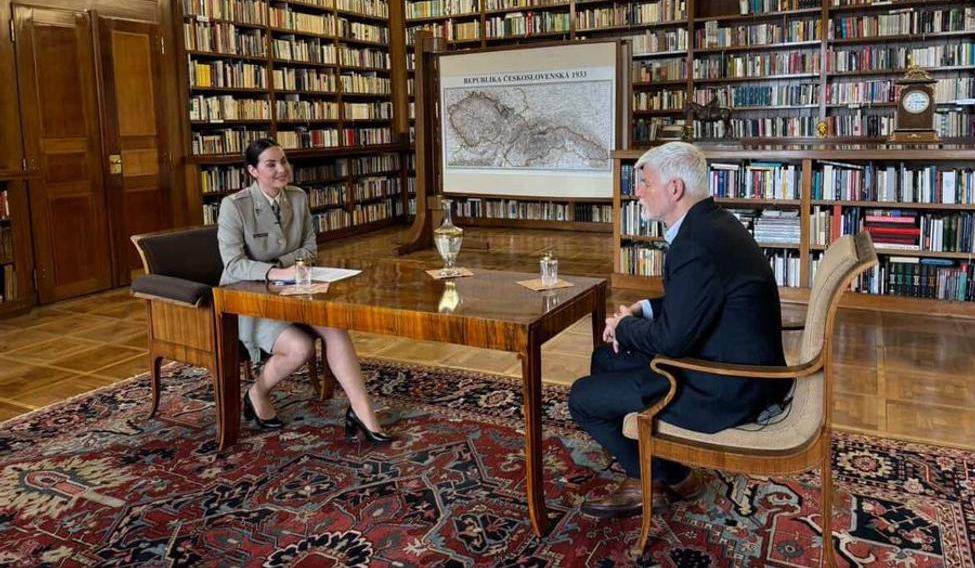 Snímek z březnové epizody armádního podcastu Kamufláž s Petrem Pavlem, kterou ministerstvo vedené SPD nedovolilo armádě odvysílat a skončila (prozatím?) v šuplíku.