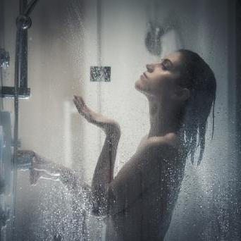 Žena ve sprše