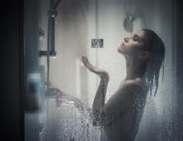 Žena ve sprše