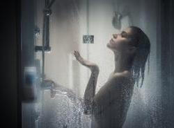 Žena ve sprše
