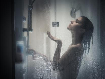 Žena ve sprše