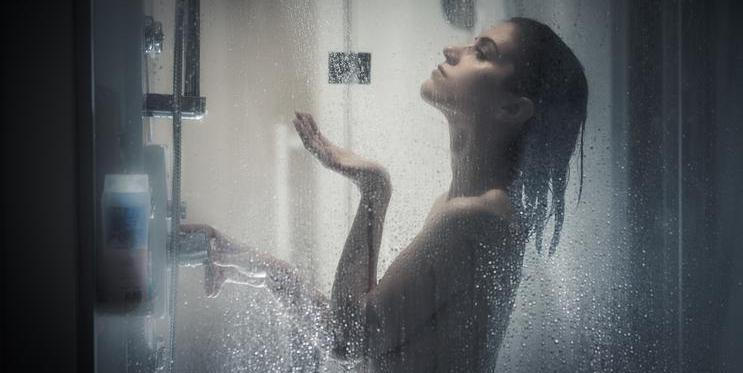 Žena ve sprše