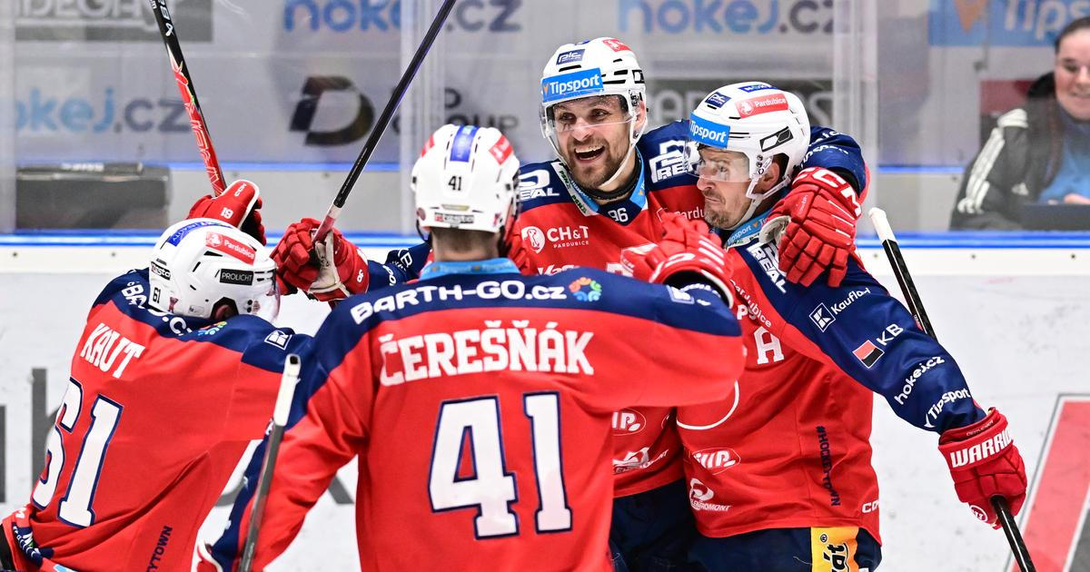 Král Červenka a tečka v prodloužení. Pardubice urvaly proti Spartě mečbol