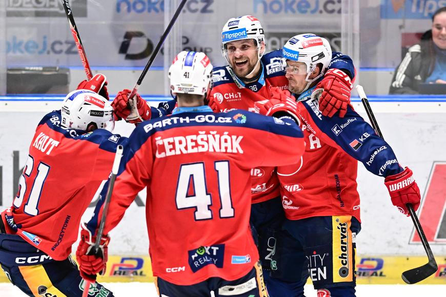 Král Červenka a tečka v prodloužení. Pardubice urvaly proti Spartě mečbol