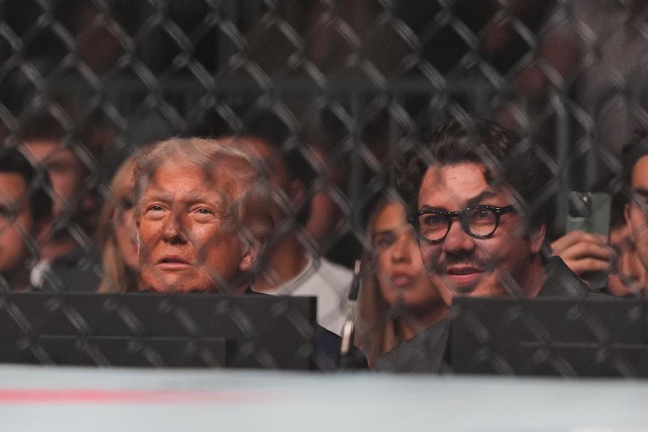 Americký president Donald Trump a šéf UFC Hunter Campbell sladují zápas Jiřího Procházky s Carlosem Ulbergem