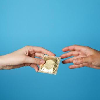 Kondomy mají pověst, která jim často vůbec neodpovídá. Kolují o nich zažité mýty, polopravdy i strašáky, které se předávají z generace na generaci. 