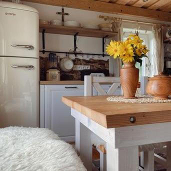 "Má výbornou představivost, a i když tvrdí, že neumí kreslit, to, co mu vzniká pod rukama, je často jako z galerie. A hlavně - skvěle se to hodí do naší chalupy. Už si ji bez toho neumíme představit," říká Iveta.