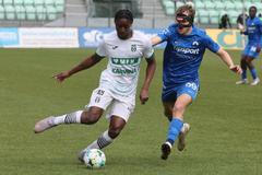 Sahmkou Camara z Karviné a Raimonds Krollis z Liberce v zápase 29. kola první fotbalové ligy