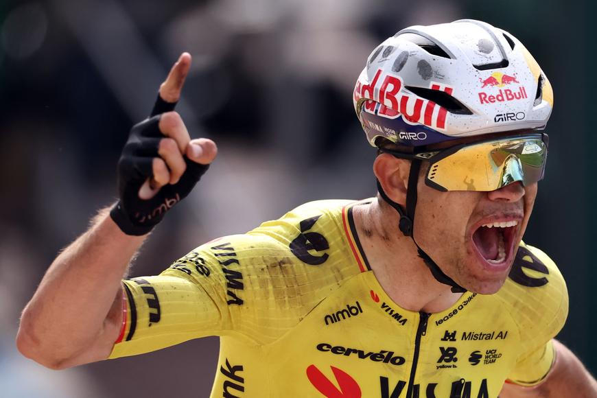 Pogačar prohrál závěrečný spurt Paříž-Roubaix. Triumf slaví Wout van Aert