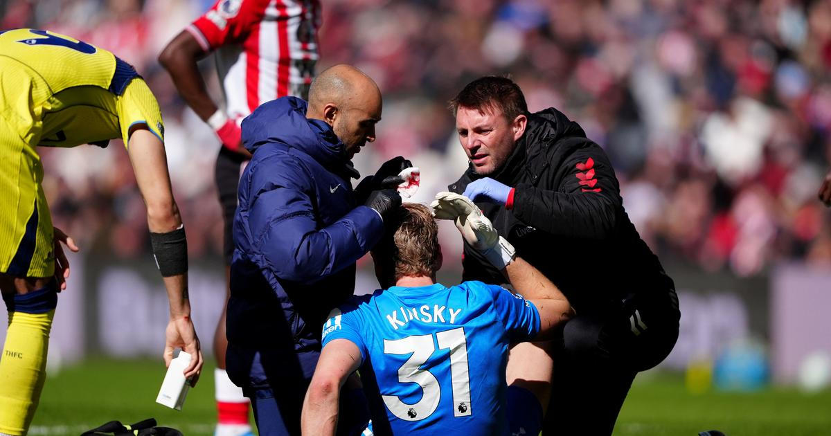 Smolař Kinský opět v akci. Dostal gól po teči obránce, dohrával s ovázanou hlavou