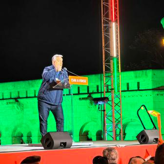 Maďarský premiér Viktor Orbán je už 16 let u moci. Na snímku je zachycen na posledním předvolebním mítinku. 11. dubna 2026, Budapešť.