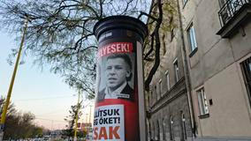 Opozičník Péter Magyar na předvolebním plakátu strany Fidesz, 11. dubna 2026.