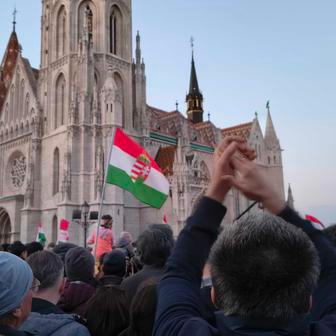 Viktor Orbán hovoří na předvolební akci Fideszu, 11. dubna 2026.
