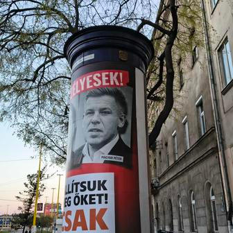 Opozičník Péter Magyar na předvolebním plakátu strany Fidesz, 11. dubna 2026.