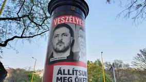 Ukrajinský prezident Volodymyr Zelenskyj na předvolebním plakátu strany Fidesz vedle opozičního představitele Pétera Magyara, 11. dubna 2026.