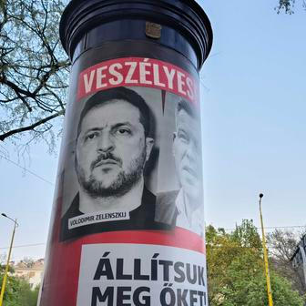 Ukrajinský prezident Volodymyr Zelenskyj na předvolebním plakátu strany Fidesz vedle opozičního představitele Pétera Magyara, 11. dubna 2026.