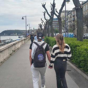 Ještě před uzavřením volebních místností se lidé začali scházet na náměstí Batthyány tér, kde má svůj volební štáb opoziční Tisza. 12. dubna 2026, Budapešť.