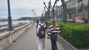 Ještě před uzavřením volebních místností se lidé začali scházet na náměstí Batthyány tér, kde má svůj volební štáb opoziční Tisza. 12. dubna 2026, Budapešť.