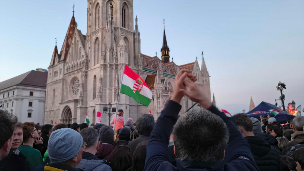 Viktor Orbán hovoří na předvolební akci Fideszu, 11. dubna 2026.