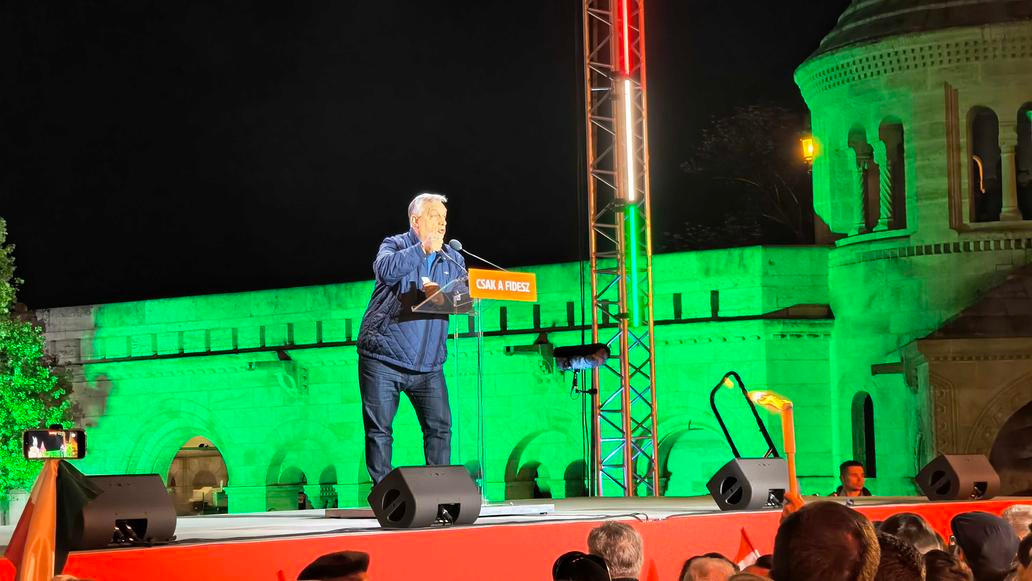 Maďarský premiér Viktor Orbán je už 16 let u moci. Na snímku je zachycen na posledním předvolebním mítinku. 11. dubna 2026, Budapešť.