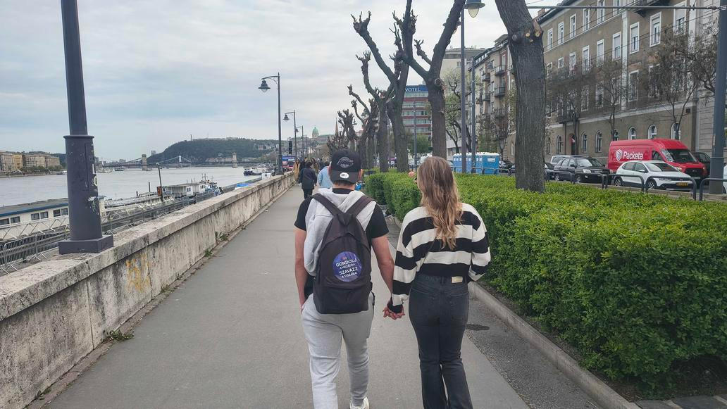 Ještě před uzavřením volebních místností se lidé začali scházet na náměstí Batthyány tér, kde má svůj volební štáb opoziční Tisza. 12. dubna 2026, Budapešť.