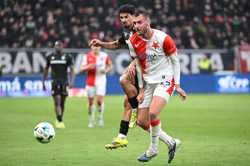 Chorý dostal za plivanec červenou, Slavia tak s Plzní urvala jen bod