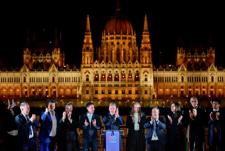 Péter Magyar, předseda opoziční strany Tisza, a další představitelé oslavují po oznámení předběžných výsledků parlamentních voleb v Budapešti v Maďarsku, 12. dubna 2026.