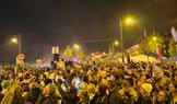 Tisíce lidí se shromáždily na břehu Dunaje, kde se slavilo do noci. Budapešť, 12. dubna 2026.