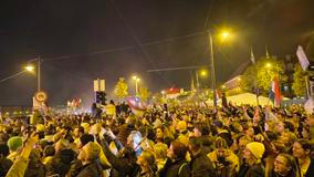 Tisíce lidí se shromáždily na břehu Dunaje, kde se slavilo do noci. Budapešť, 12. dubna 2026.
