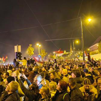 Tisíce lidí se shromáždily na břehu Dunaje, kde se slavilo do noci. Budapešť, 12. dubna 2026.