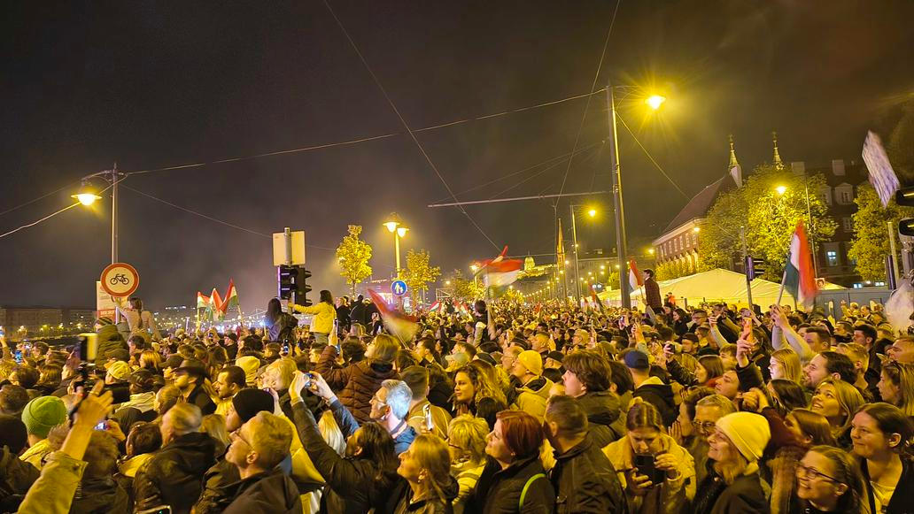 Tisíce lidí se shromáždily na břehu Dunaje, kde se slavilo do noci. Budapešť, 12. dubna 2026.
