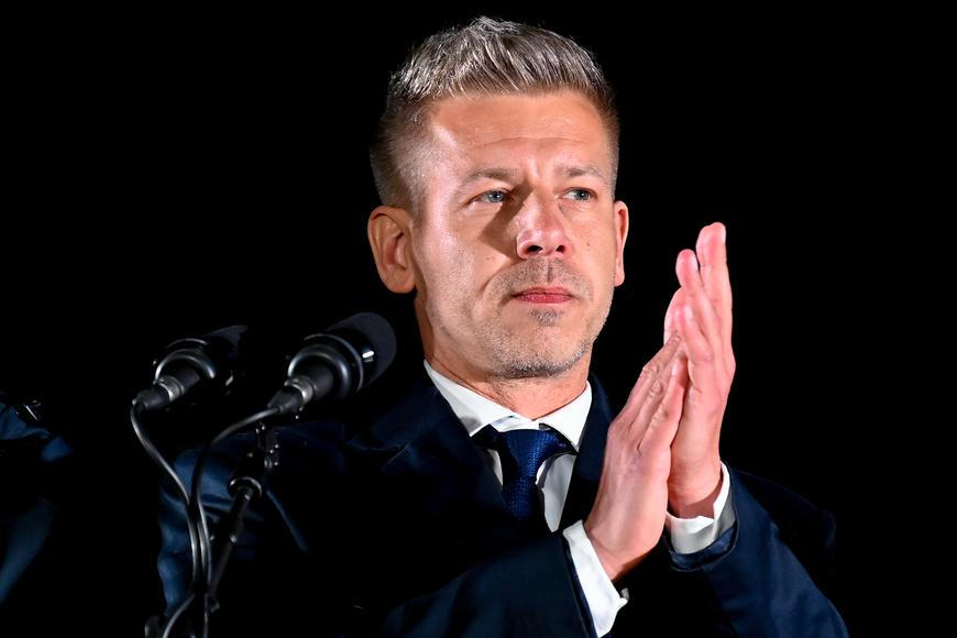 Orbánův kat si nahrával manželku. Jak si poradí s „mega“ mocí? První kroky už oznámil