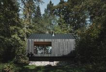 Využívá totiž jeho kamenné základy a přetváří je v místo klidu, jednoduchosti a návratu k podstatě: být spolu, vnímat přírodu a na chvíli se odpoutat od každodenního shonu.