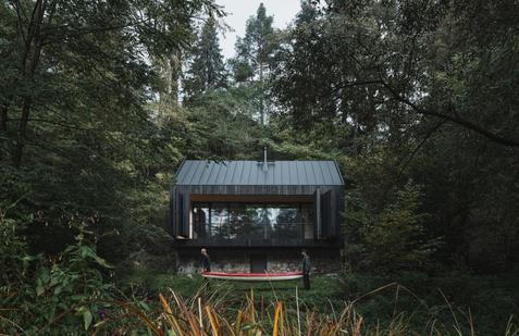 Na břehu Sázavy, v sevření skal a borovic, vyrostla designová chata, která navazuje na příběh svého předchůdce. 