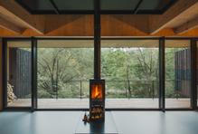 Chata v Prosečnici vznikla na místě původní stavby, po které vlivem požáru zůstala pouze kamenná podezdívka – a právě ta se stala základem nového domu. 