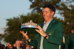 Rory McIlroy s trofejí pro vítěze golfového Masters 2026 v Augustě