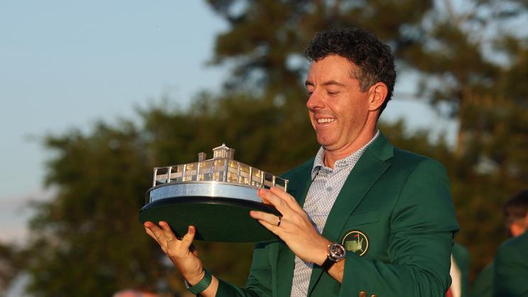 Rory McIlroy s trofejí pro vítěze golfového Masters 2026 v Augustě