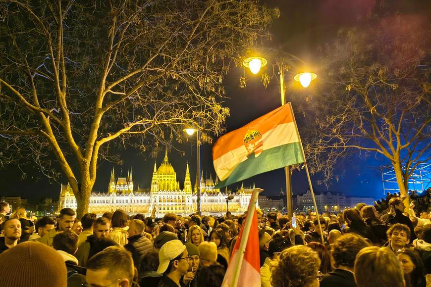 Video: Ulice Budapešti zaplavila radost z Magyarova vítězství, slavilo se celou noc