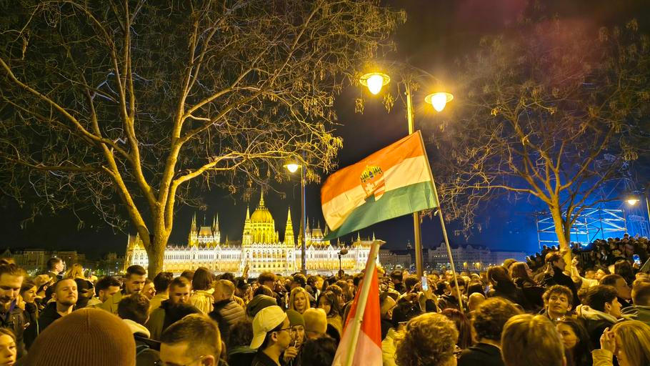 Maďarský parlament má nové vládce – se 138 křesly ze 199 je to strana Tisza Pétera Magyara. 12. dubna 2026.