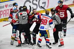 Mikael Seppälä ze Sparty a Jan Stránský z Pardubic při potyčce v semifinále extraligy